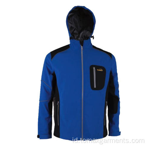 Biru dengan Jaket Softshell hitam